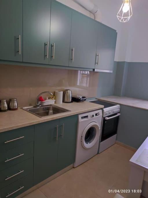 Cozy New Apartment Near The Beach Афины Экстерьер фото